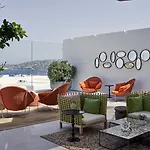 ميكونيان كورالي ريلايس&شاتو